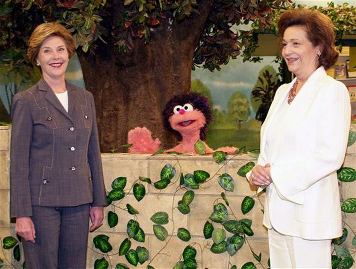 لورا بوش عالم سمسم