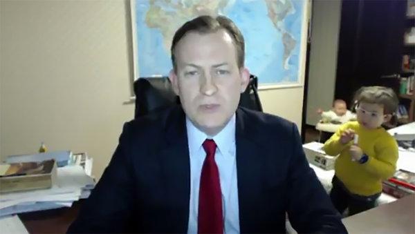 الأستاذ الجامعي روبرت كيلي أثناء حواره على BBC