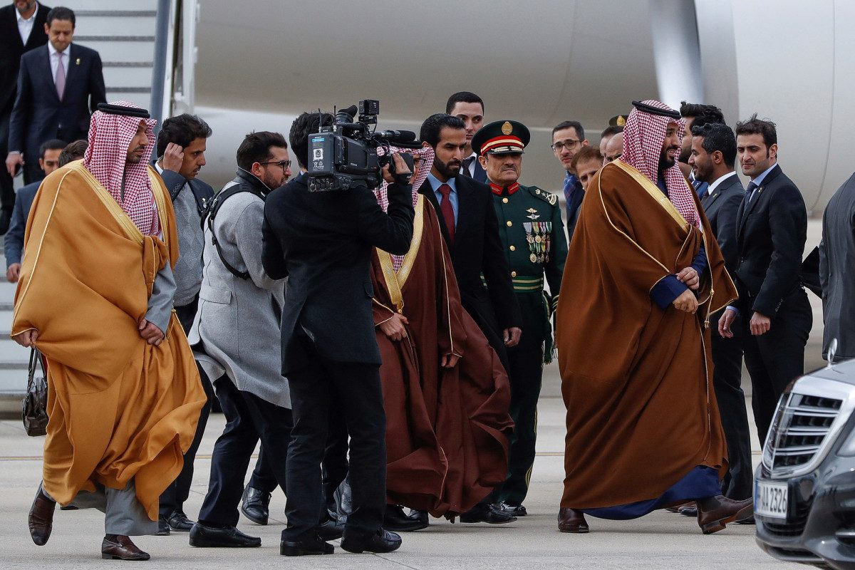 ولي العهد السعودي محمد بن سلمان يرافقه ضابط الاستخبارات ماهر مطرب/ سوشال ميديا