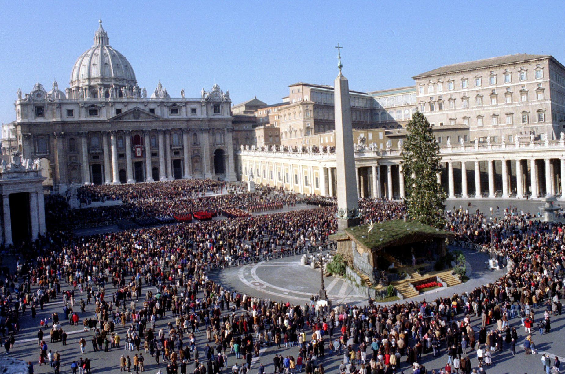 وضعها الرومان بمعابدهم، وأعاد العثمانيون تصميم مدينة إسطنبول حولها.. مصريون مستاؤون من استهتار بريطانيا بـ«مسلة فرعونية»