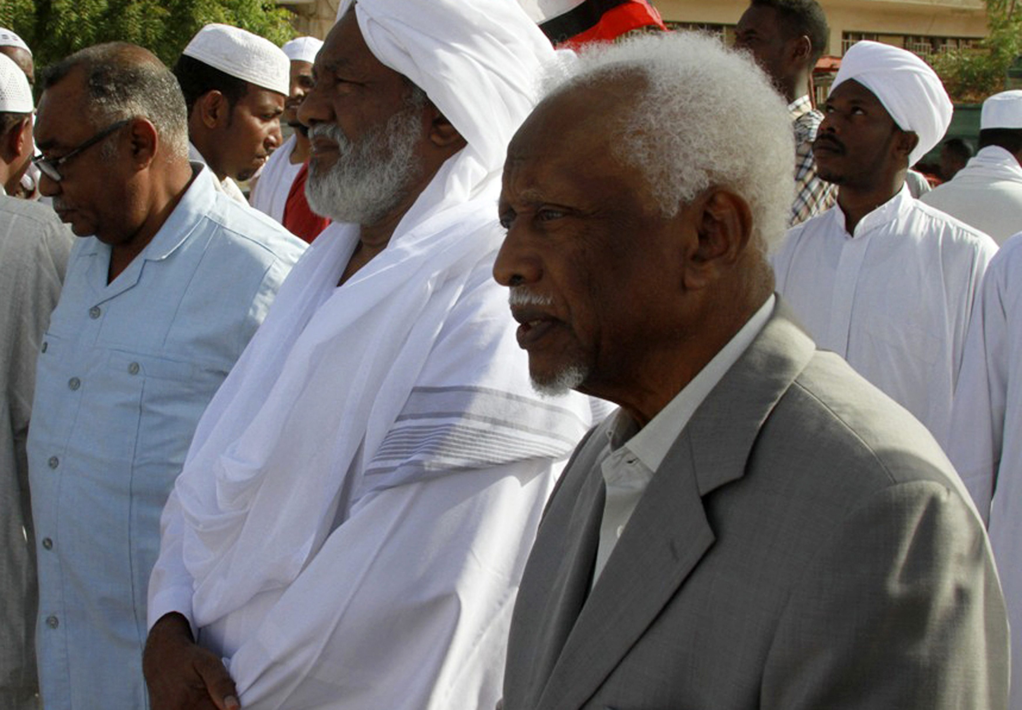 أدهش خصومه وأصدقاءه بتركه السلطة طواعية وتسليمها لحكومة مدنية.. وفاة الرئيس السوداني السابق سوار الذهب في الرياض