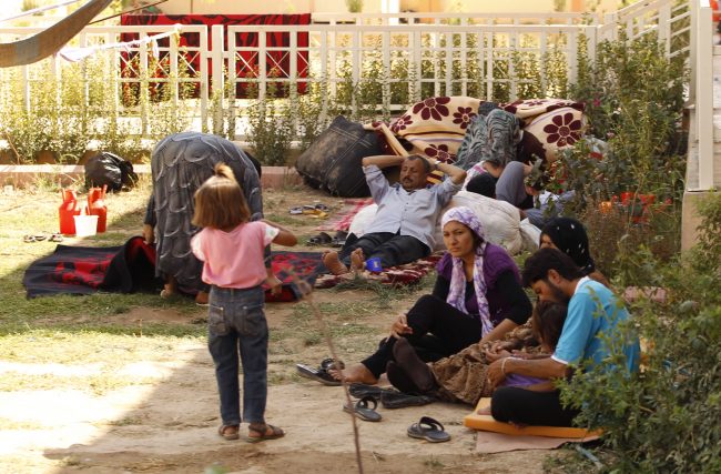 شرط «تعجيزي» تضعه باريس أمام زوجات الجهاديين الفرنسيين في سوريا.. إما التخلي عن أطفالهن أو إبقاؤهم أسرى