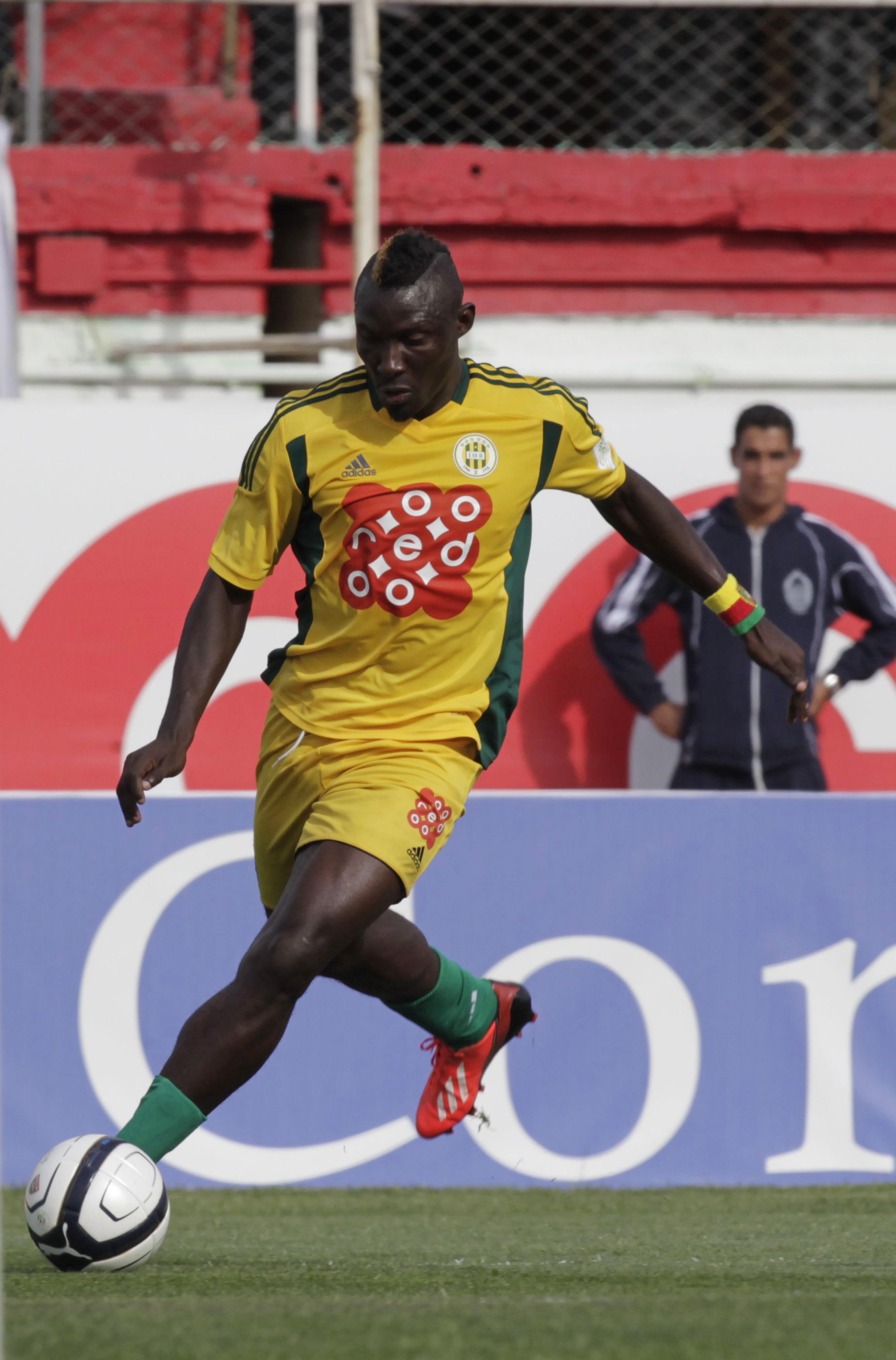 لاعب شبيبة القبائل الجزائري الكاميروني آلبيرت إيبوسي خلال المباراة النهائية لكأس الجزائر (رويترز(