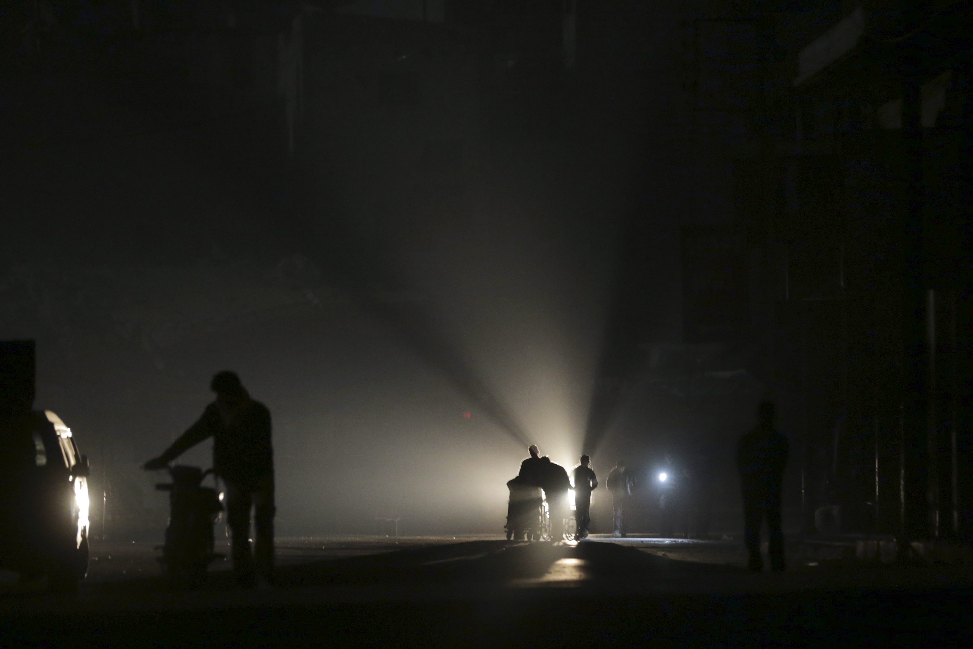 الظلام يخيم على سوريا والعراق.. إذا كنت تريد رؤية حجم الدمار بالبلدين، ما عليك سوى مراقبة كثافة استخدام الأنوار ليلا