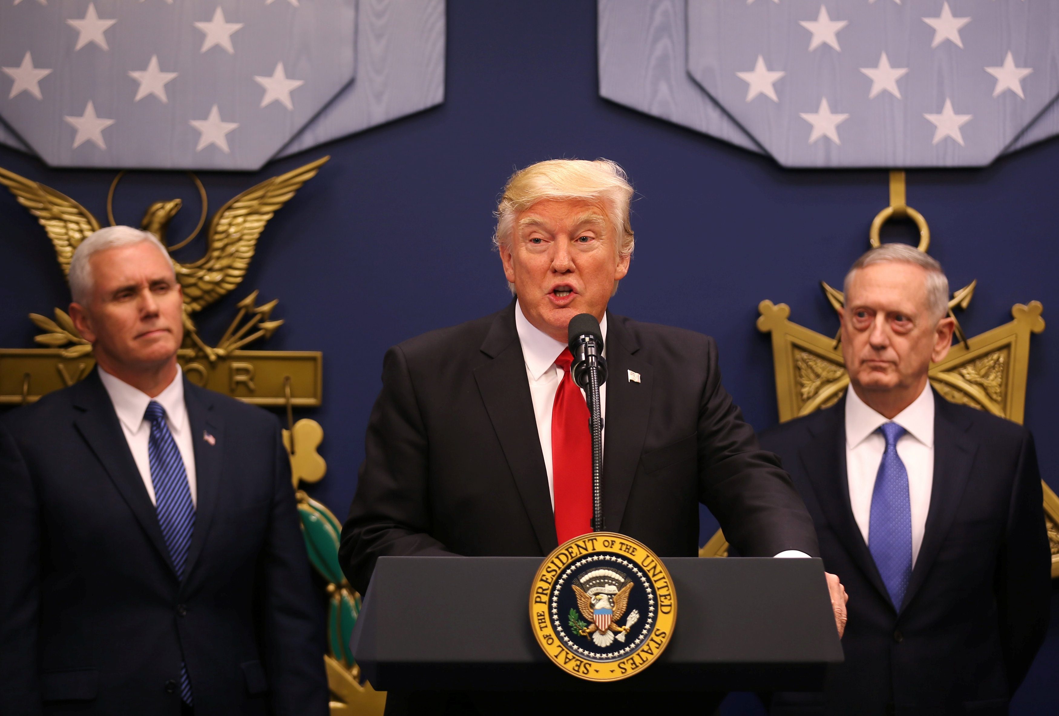 مايك بنس يخالف قوانين جزيرة تحظر السيارات من القرن الـ19.. ونواب بالكونغرس مندهشون