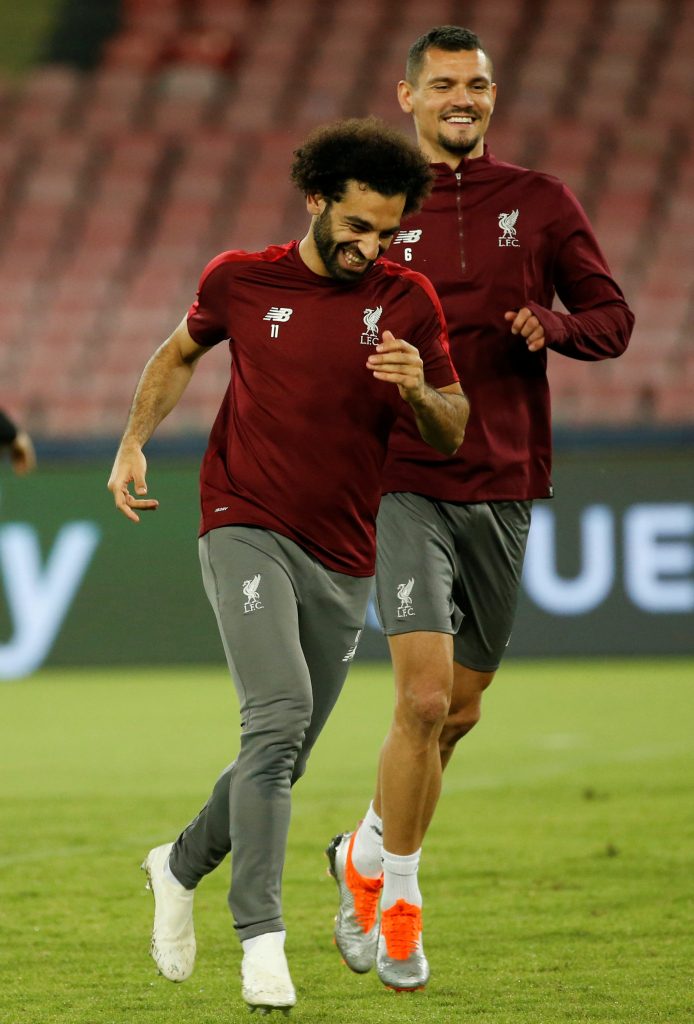 لاعب المنتخب الكرواتي ديان لوفرين مع زميله في ليفربول الإنكليزي المصري محمد صلاح / رويترز