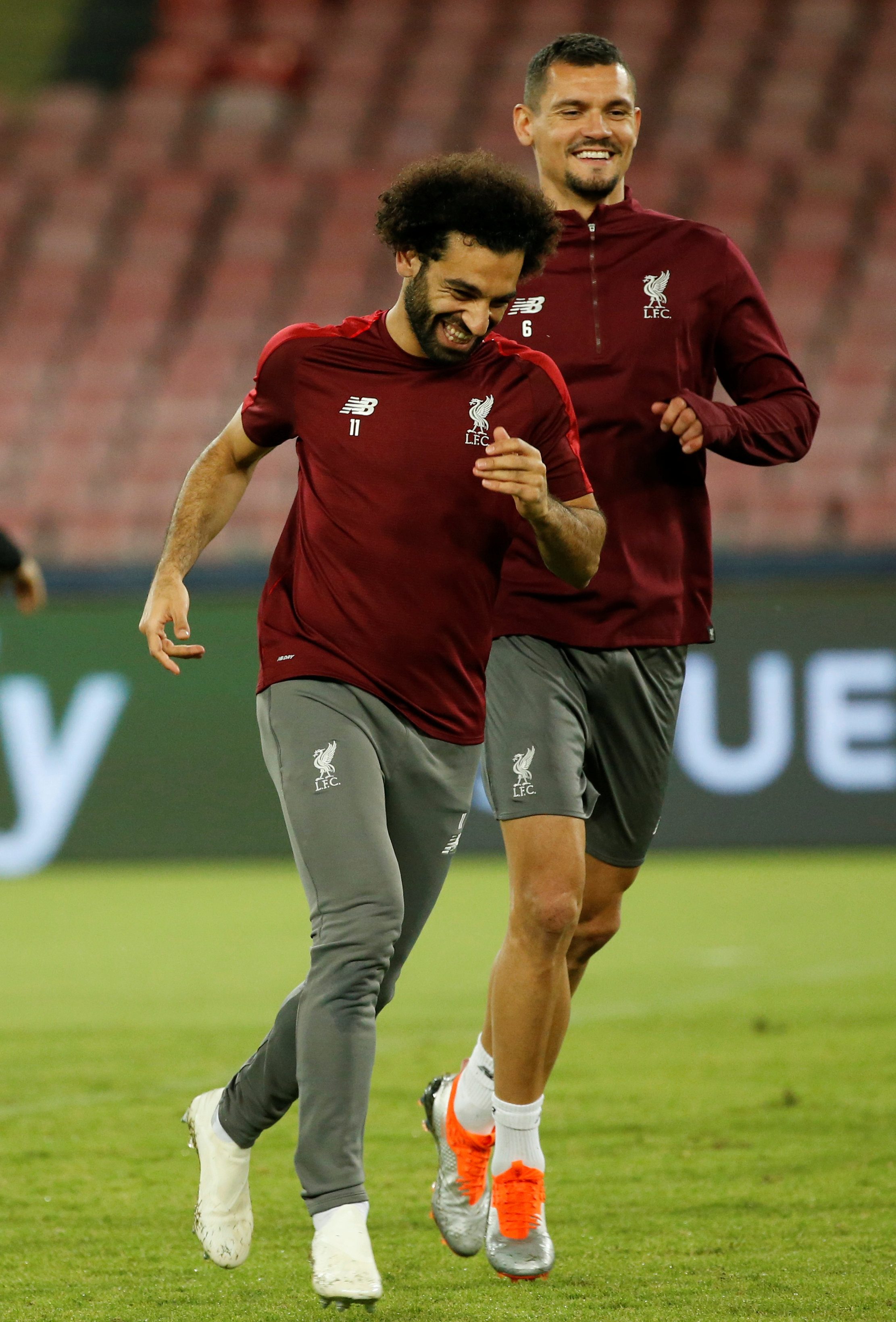 لاعب المنتخب الكرواتي ديان لوفرين مع زميله في ليفربول الإنكليزي المصري محمد صلاح / رويترز