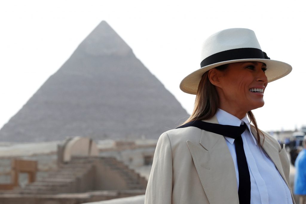 ميلانيا ترمب تتحدث من القاهرة عن تغريدات زوجها واهتمام الناس بملابسها