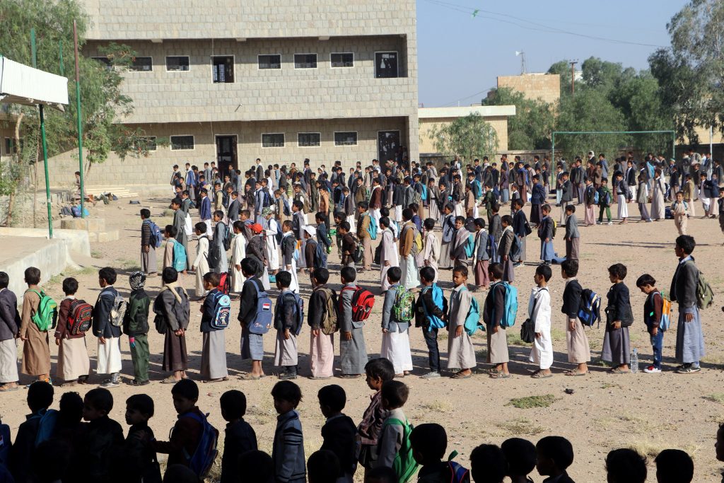 معلم في تعز حول بيته إلى مدرسة