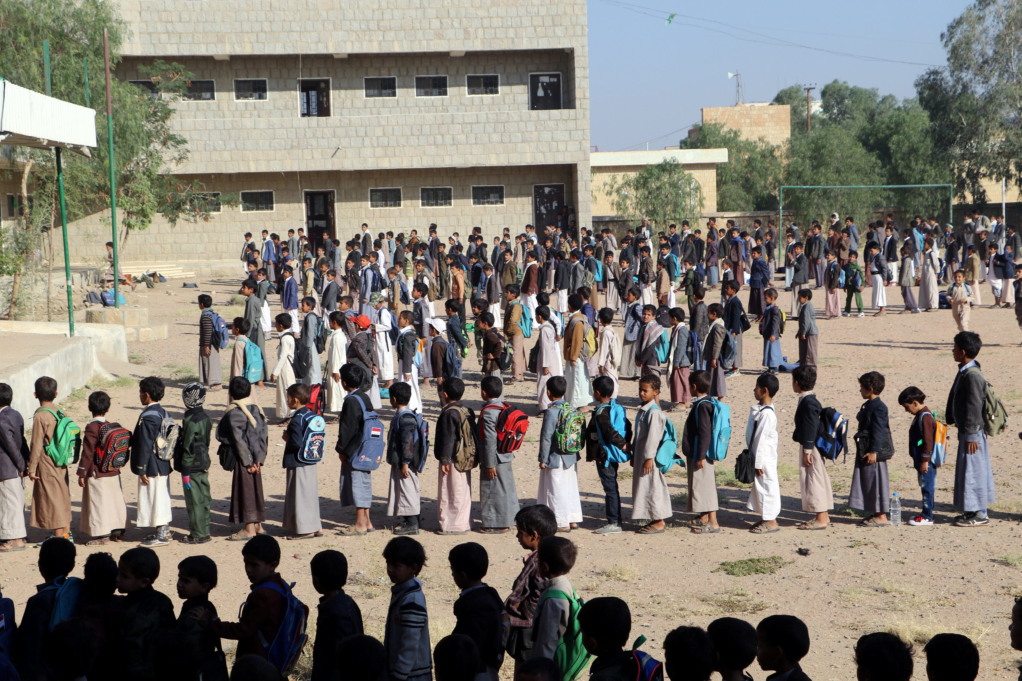 معلم في تعز حول بيته إلى مدرسة