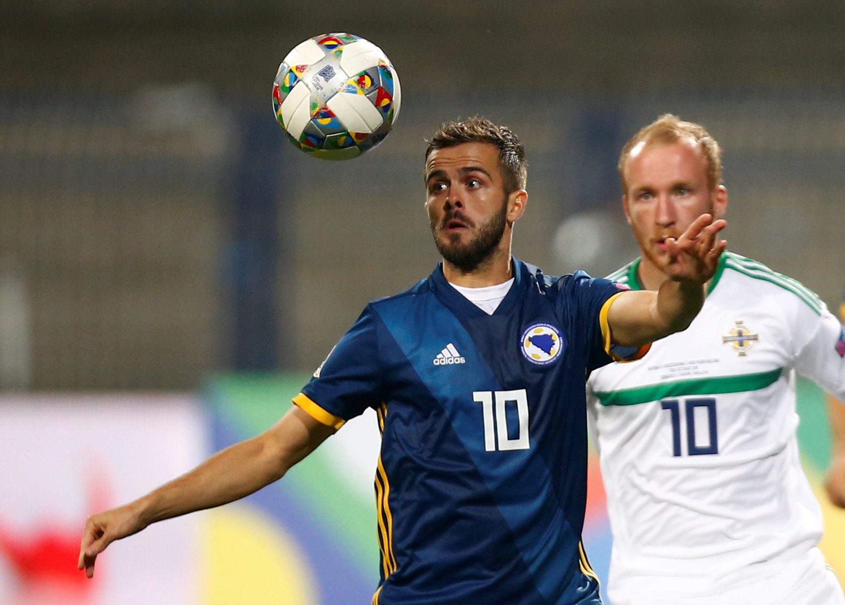 ميراليم بيانيتش خلال مباراة البوسنة والهرسك مع آيرلندا الشمالية في بطولة أمم أوروبا / رويترز