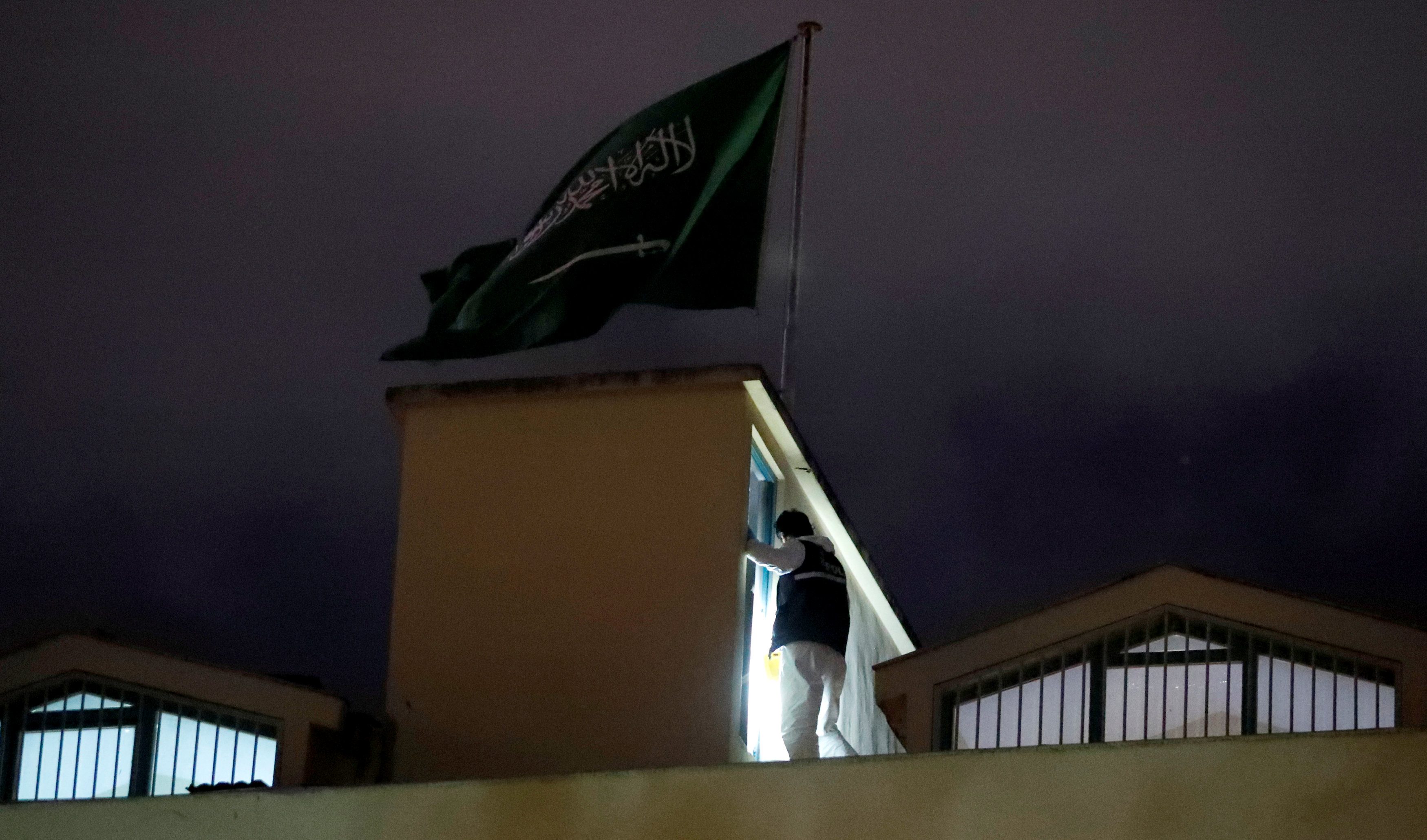 خبير تركي متخصص بالطب الشرعي وهو يعمل داخل القنصلية السعودية في اسطنبول/ رويترز