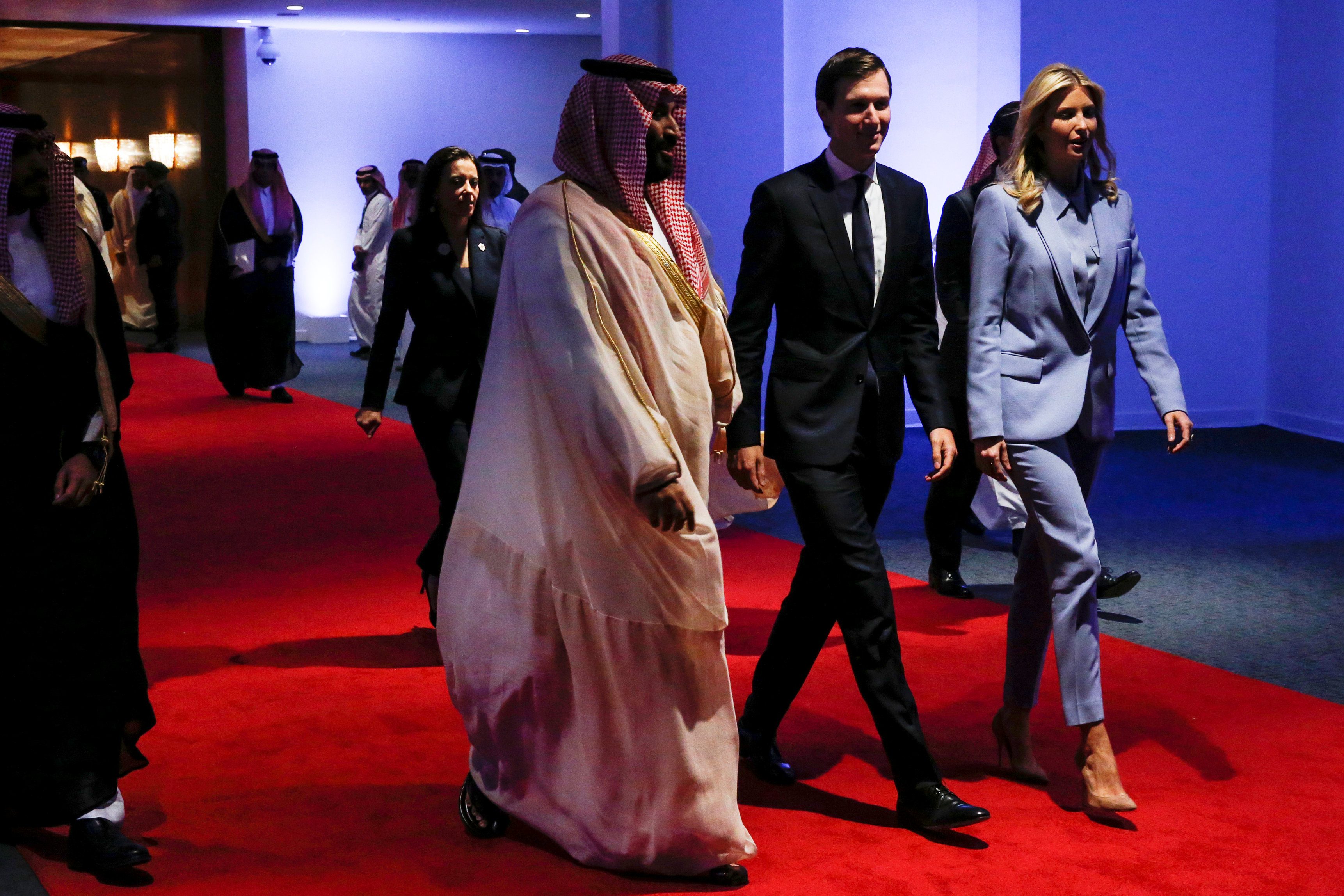الأمير محمد بن سلمان إلى جانب كوشنر وابنة الرئيس ترمب إيفانكا/ رويترز