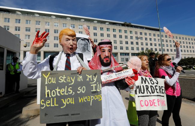 السعوديون يخشون أن تصبح بلادهم منبوذة كليبيا القذافي وعراق صدام.. وحركة الاستثمارات تظهر أن مخاوفهم ليست مبالغاً بها