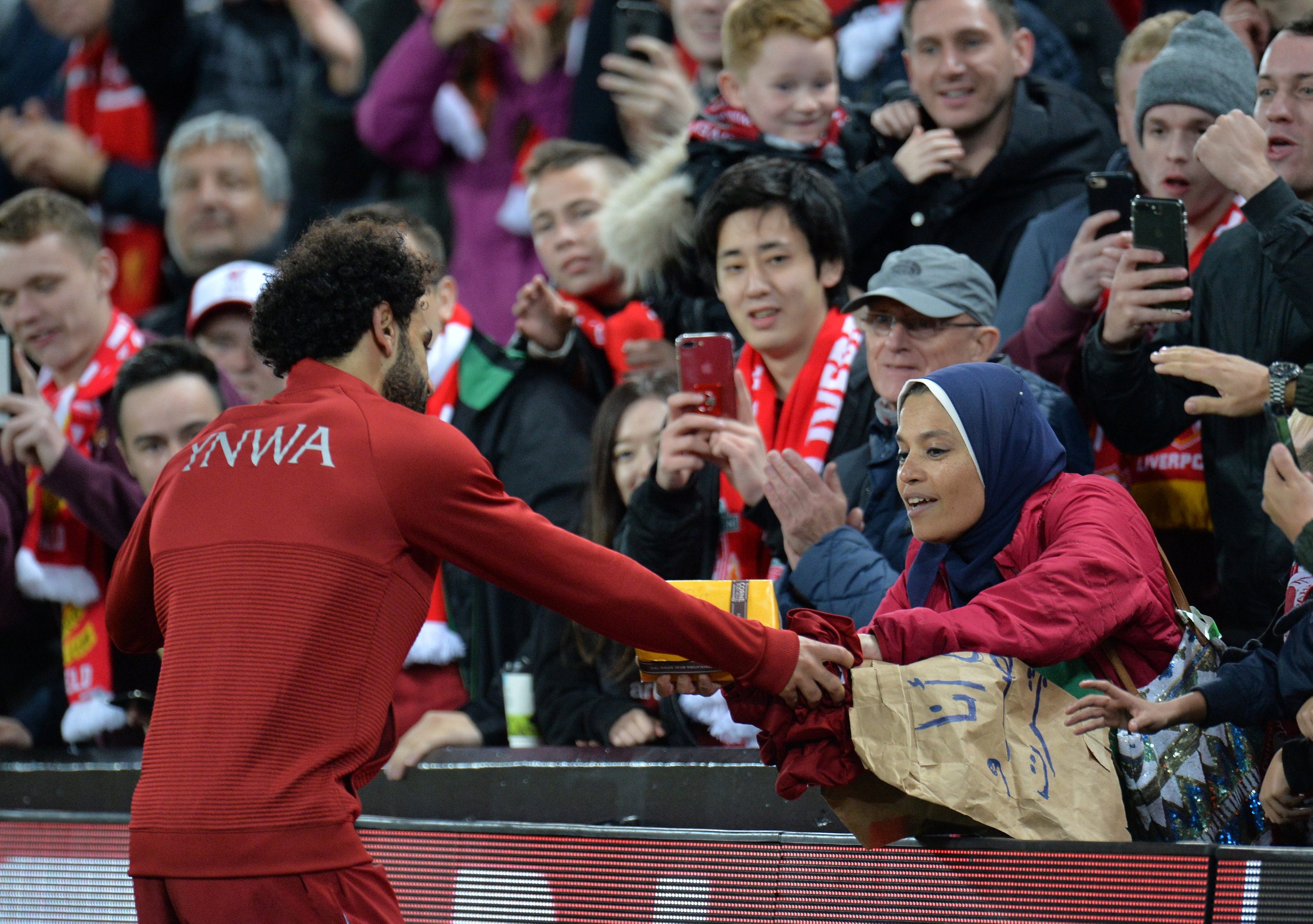 صلاح مع مشجعة مصرية في مباراة ليفربول وريدستار بيلغراد ضمن دوري أبطال أوروبا (رويترز)