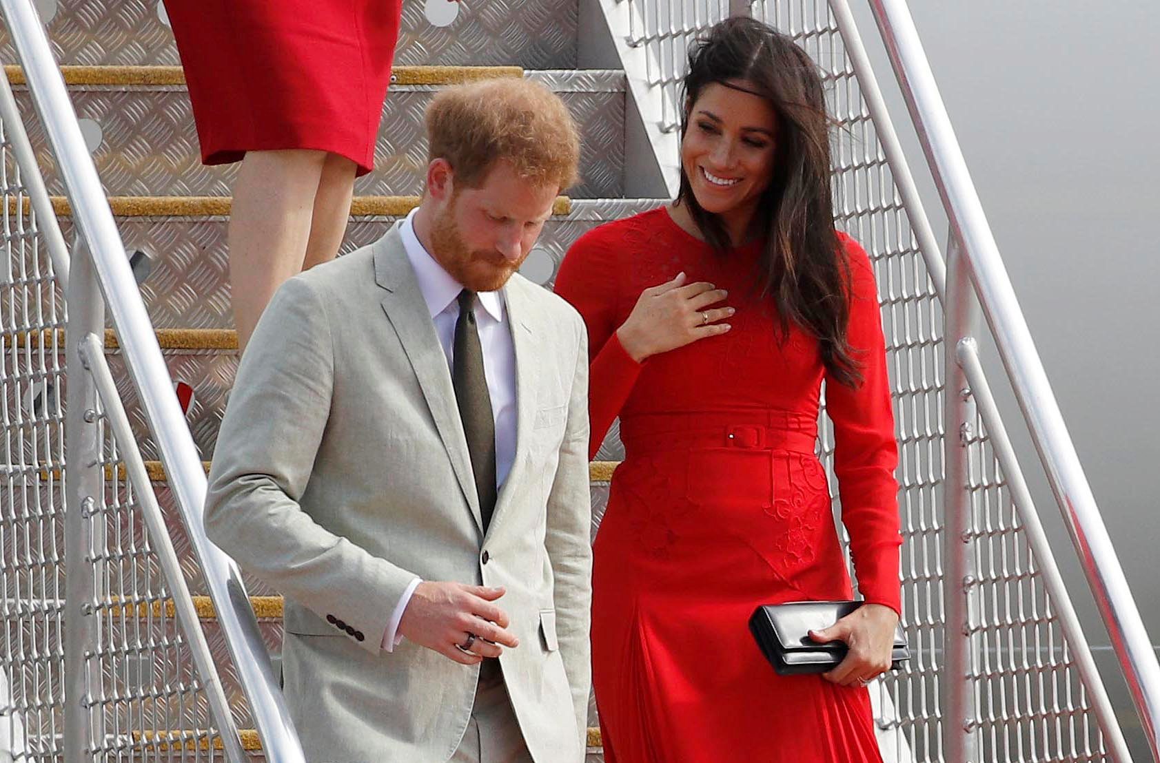 ميغان ماركل تنسى إزالة ورقة سعر فستانها