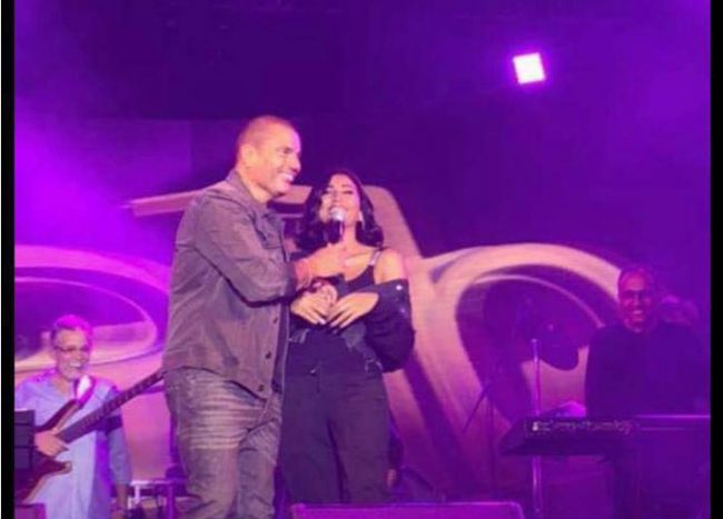 عمرو دياب يعترف بحبه لدينا الشربيني لأول مرة.. احتضنها على المسرح ورقص معها على أنغام «برج الحوت»: فيديو
