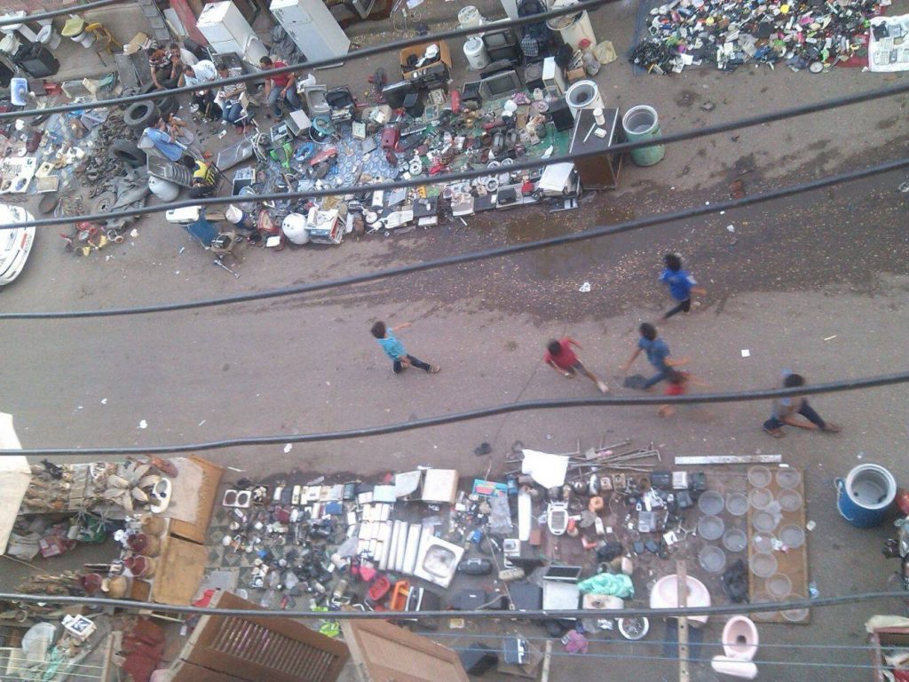 بيع الأدوية المنهية الصلاحية على الرصيف في سوق الجمعة