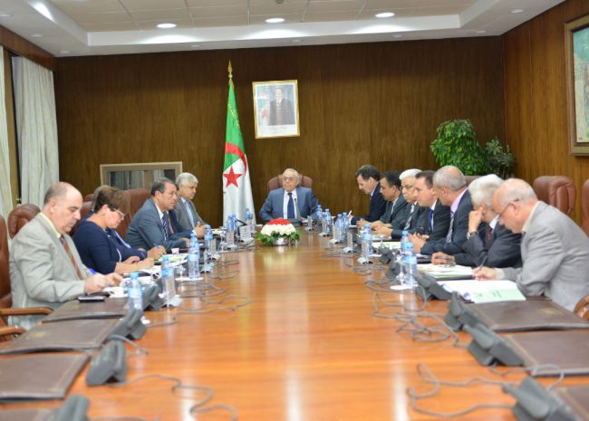 تجميد البرلمان الجزائري وتغيير قادة الجيش.. تمديد لولاية بوتفليقة الحالية أم ضغط لتمرير القوانين المغضوب عليها؟