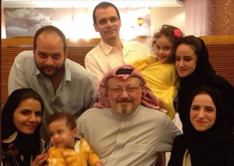صورة تجمع جمال خاشقجي بعائلته