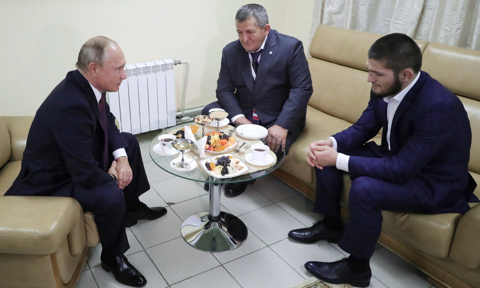 MIKHAIL KLIMENTYEV/AFP/  فلاديمير بوتين يلتقي حبيب نورمحمدوف