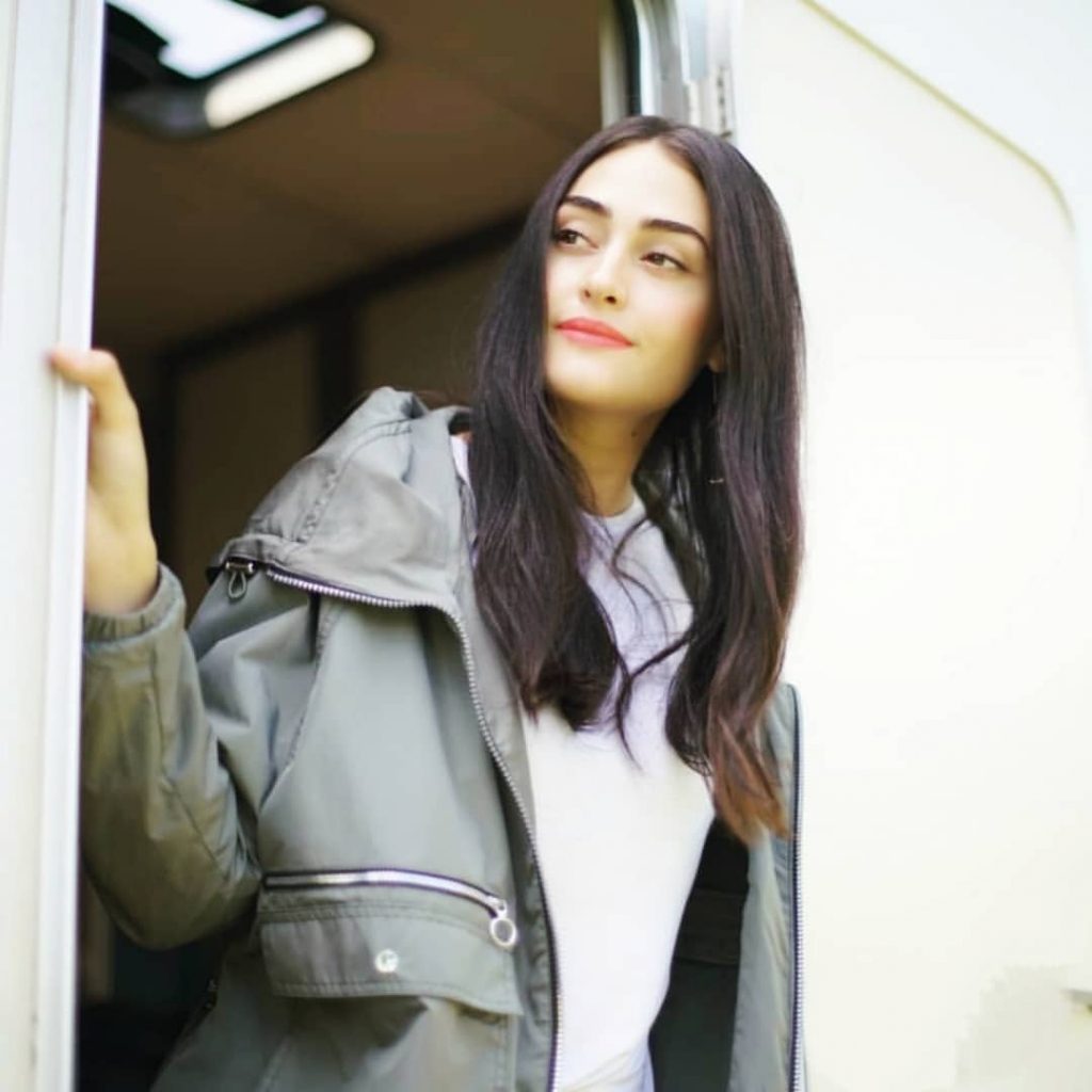 الممثلة التركية إسراء بيلغيتش صاحبة دور السلطانة حليمة