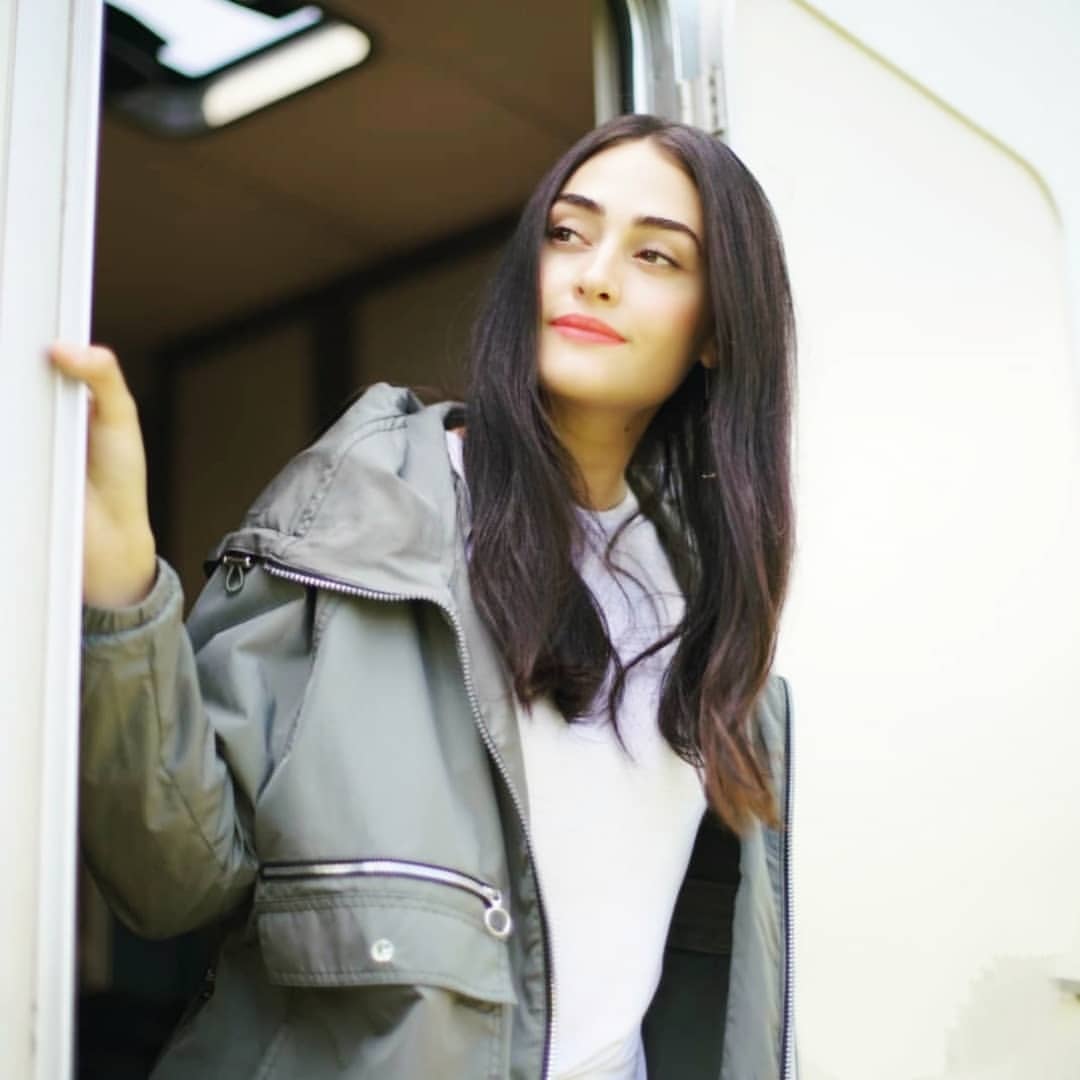 الممثلة التركية إسراء بيلغيتش صاحبة دور السلطانة حليمة