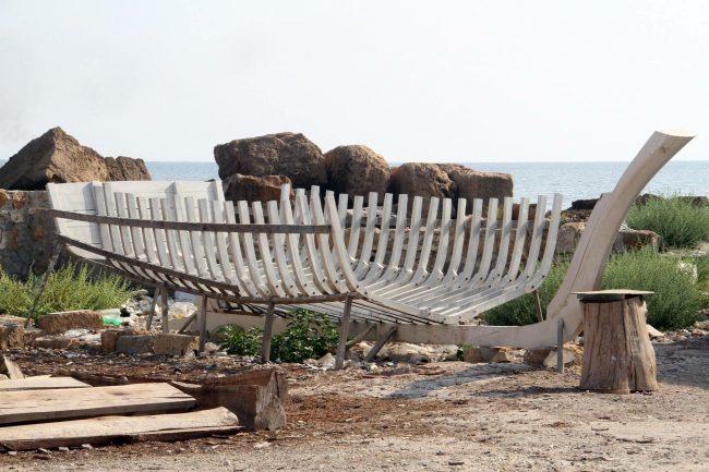 إنهم أبناء البحر وورثة الفينيقيين.. آخر صناع القوارب في سوريا يختنقون بسبب سلطة البر عليهم