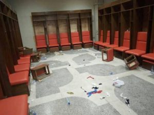 Social Media/ لاعبو المصري البورسعيدي حطَّموا غرفة الملابس وتشاجروا مع الجماهير