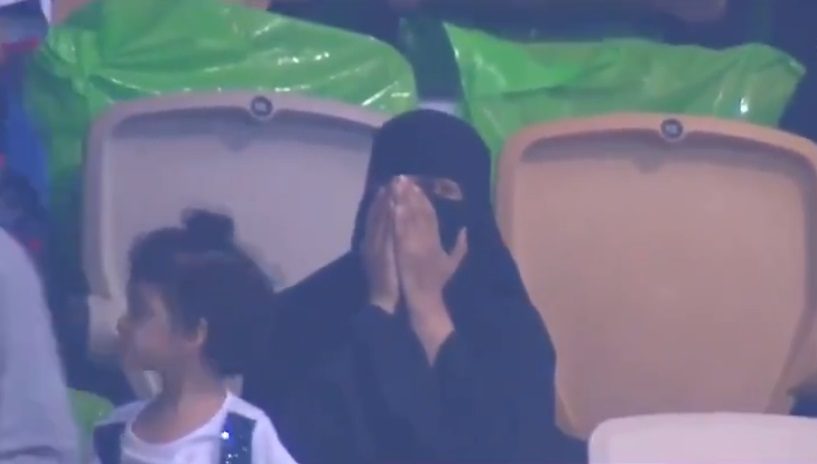 Social Media/ مشجعة سعودية تفوز بسيارة في مباراة البرازيل و الأرجنتين