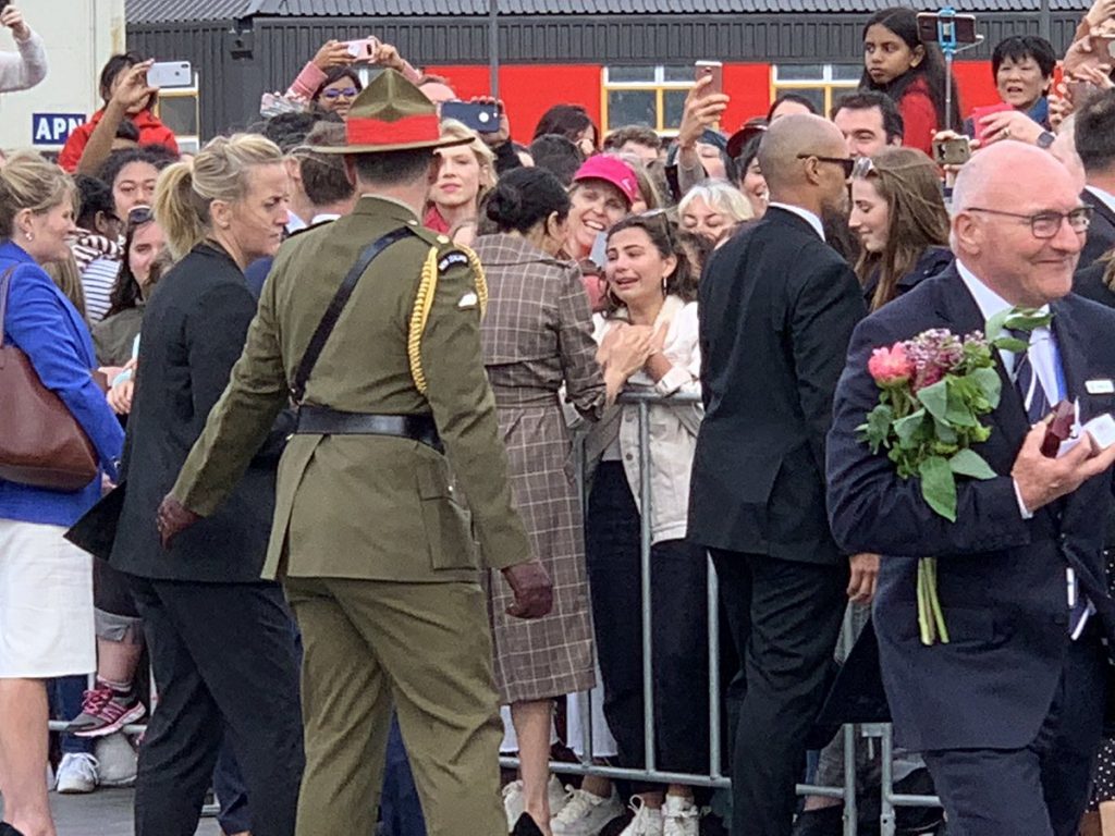 ميغان ماركل تساند فتاة تبكي