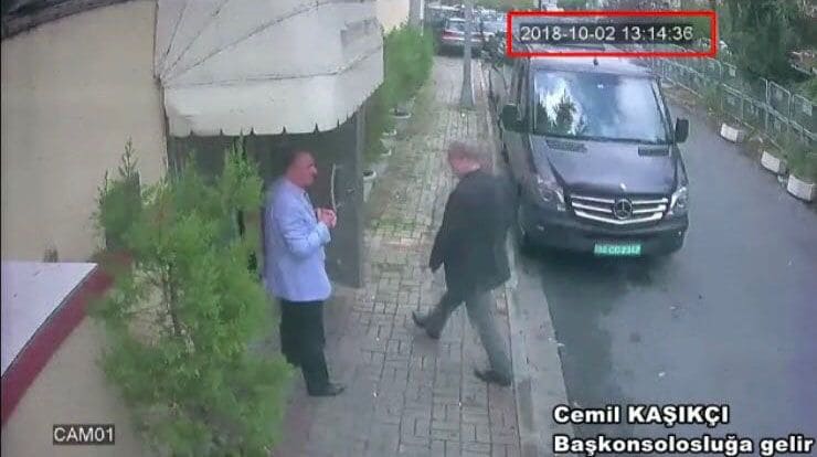 صورة للكاتب السعودي جمال خاشقجي وهو يدخل القنصلية السعودية في اسطنبول