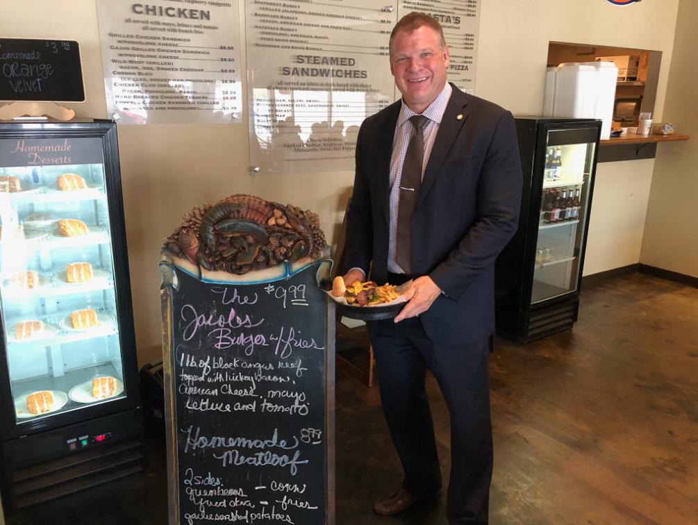 عمدة مقاطعة نوكس الأميركية غلين جاكوبس سيشارك في نزالات الجوهرة الملكية WWE Crown Jewel / تويتر