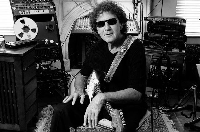 وفاة توني جو وايت أحد أبرز مغني موسيقى «سوامب روك» الأميركية