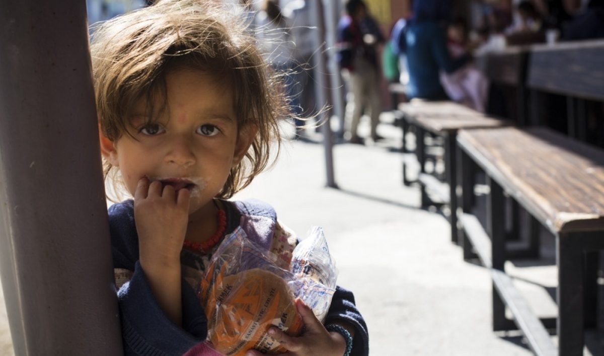 حين قابلت طفلة عربية وحيدة على رصيف محطة «شاتليه» في باريس