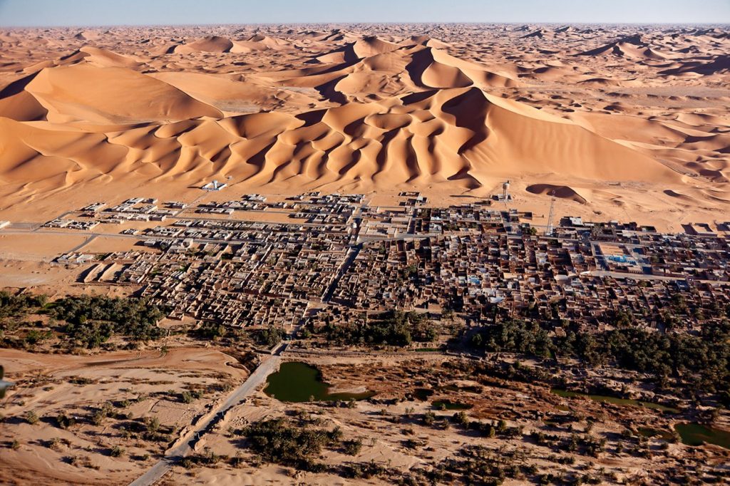 تحاول المهندسة ياسمين تركي إنقاد القصور الطينية في الجزائر