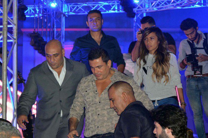 مديرة أعمال عمرو دياب تضرب أحد معجبي الهضبة