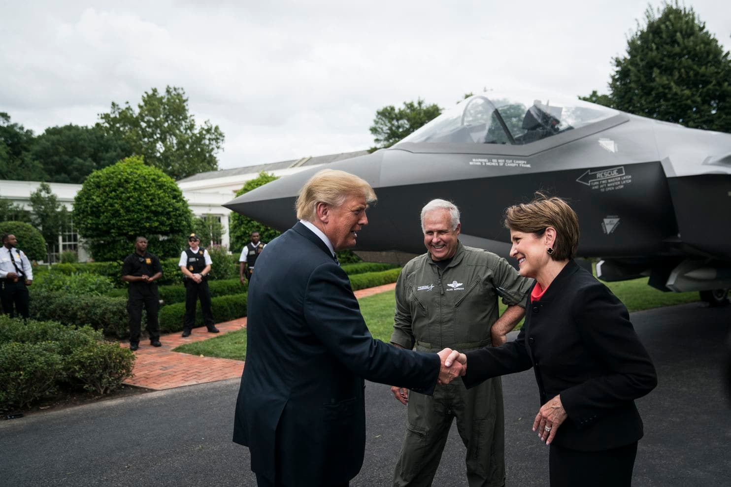 قالت وزارة الدفاع الأمريكية (البنتاغون)، إن شركة لوكهيد مارتن، وهي أكبر شركة للصناعات العسكرية في العالم من حيث الدخل، فازت بعقد قيمته 1.48 مليار دولار لبيع منظومة ثاد الدفاعية الصاروخية للسعودية.