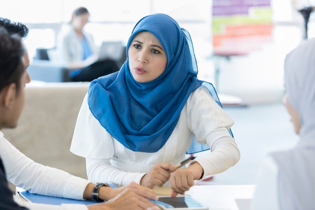 منع شابة من دخول صالة ألعاب رياضية في إيطاليا لارتدائها الحجاب.. وتعهُّد رسمي بدعمها