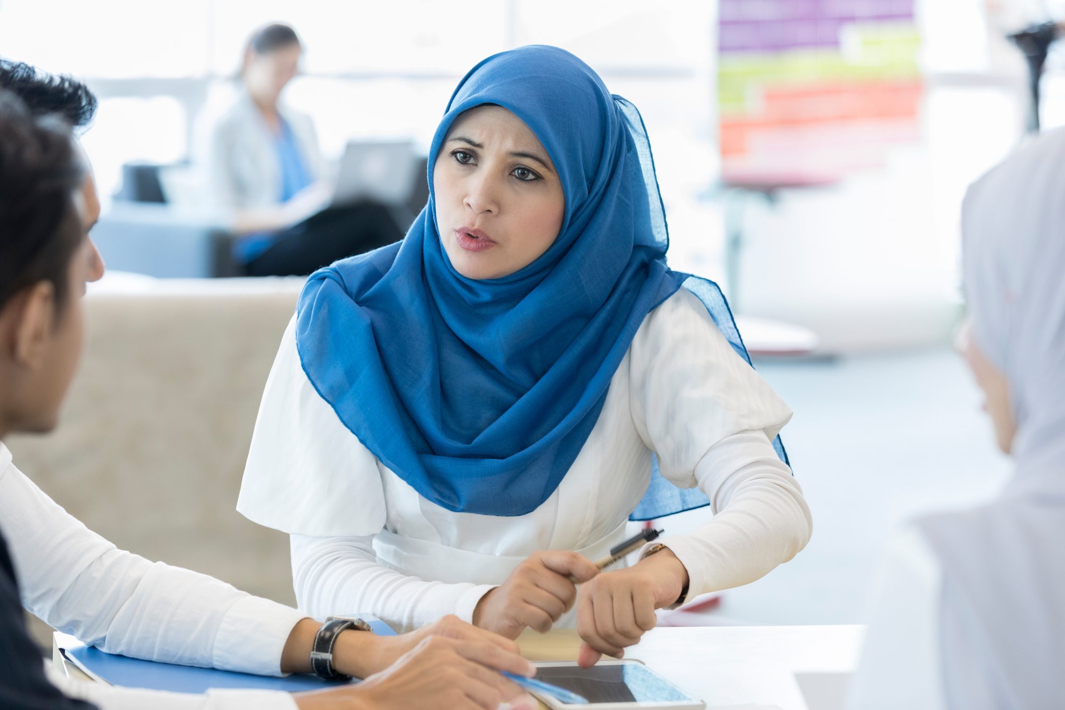 منع شابة من دخول صالة ألعاب رياضية في إيطاليا لارتدائها الحجاب.. وتعهُّد رسمي بدعمها