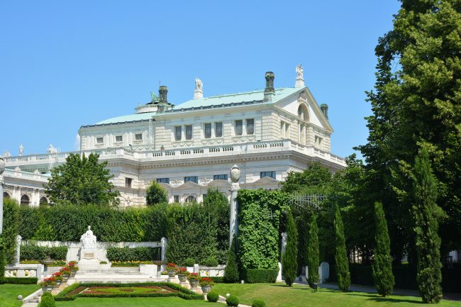 يهودية نجت من الهولوكوست عاشت سراً في منزلها الذي يسكنه النازيون في فيينا.. إلسا صاحبة لوحة شيلي التي تباع بحوالي 20 مليون دولار