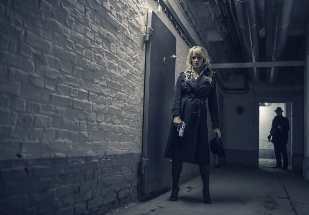 جاسوسة تحمل مسدساً