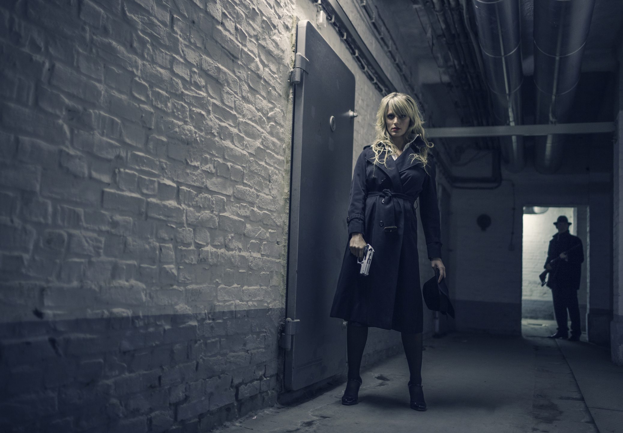 جاسوسة تحمل مسدساً