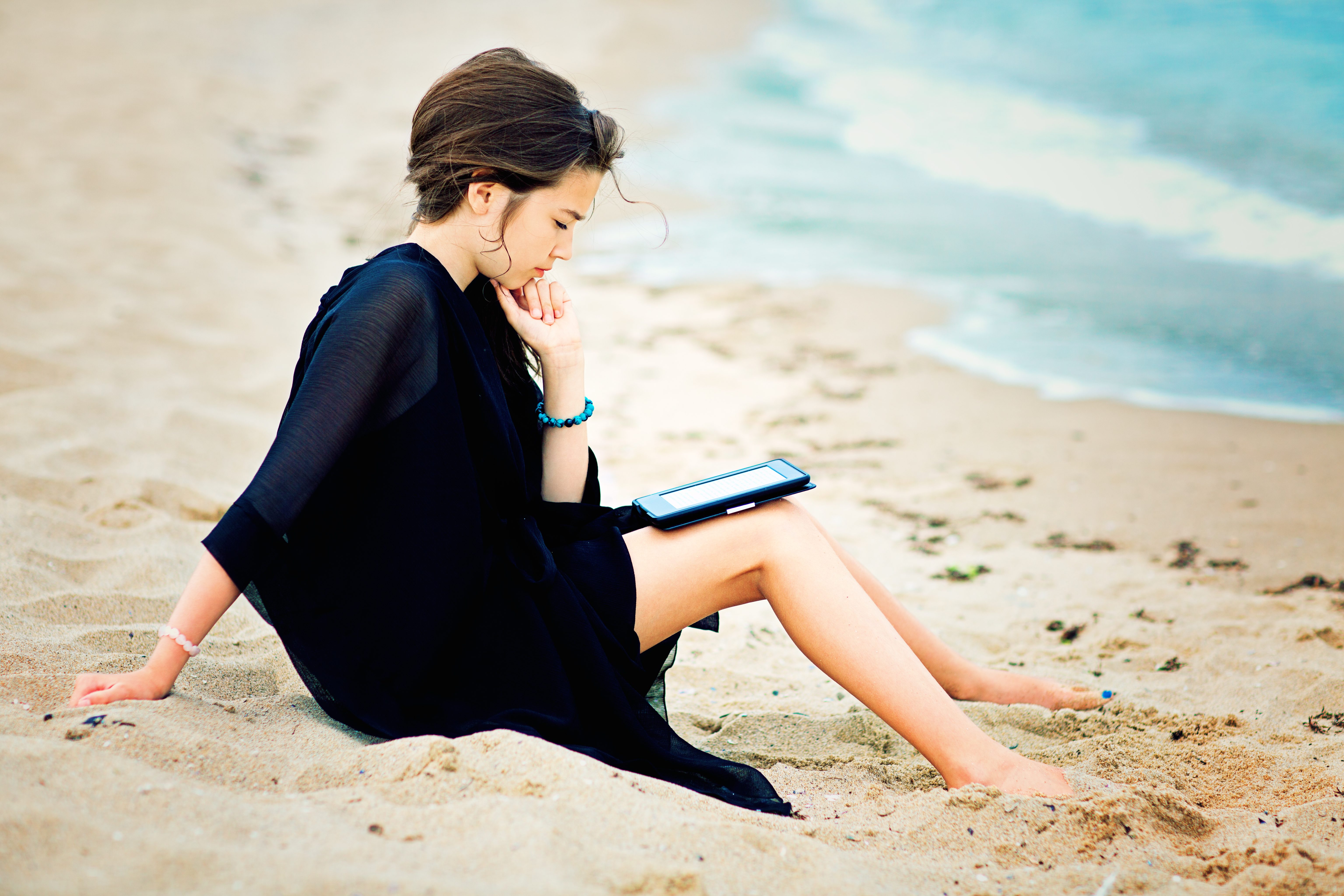 تستطيع استخدام جهاز Kindle Paperwhite الجديد وأنت جالس على الشاطئ دون خوف من الماء أو الرمال/ISTOCK