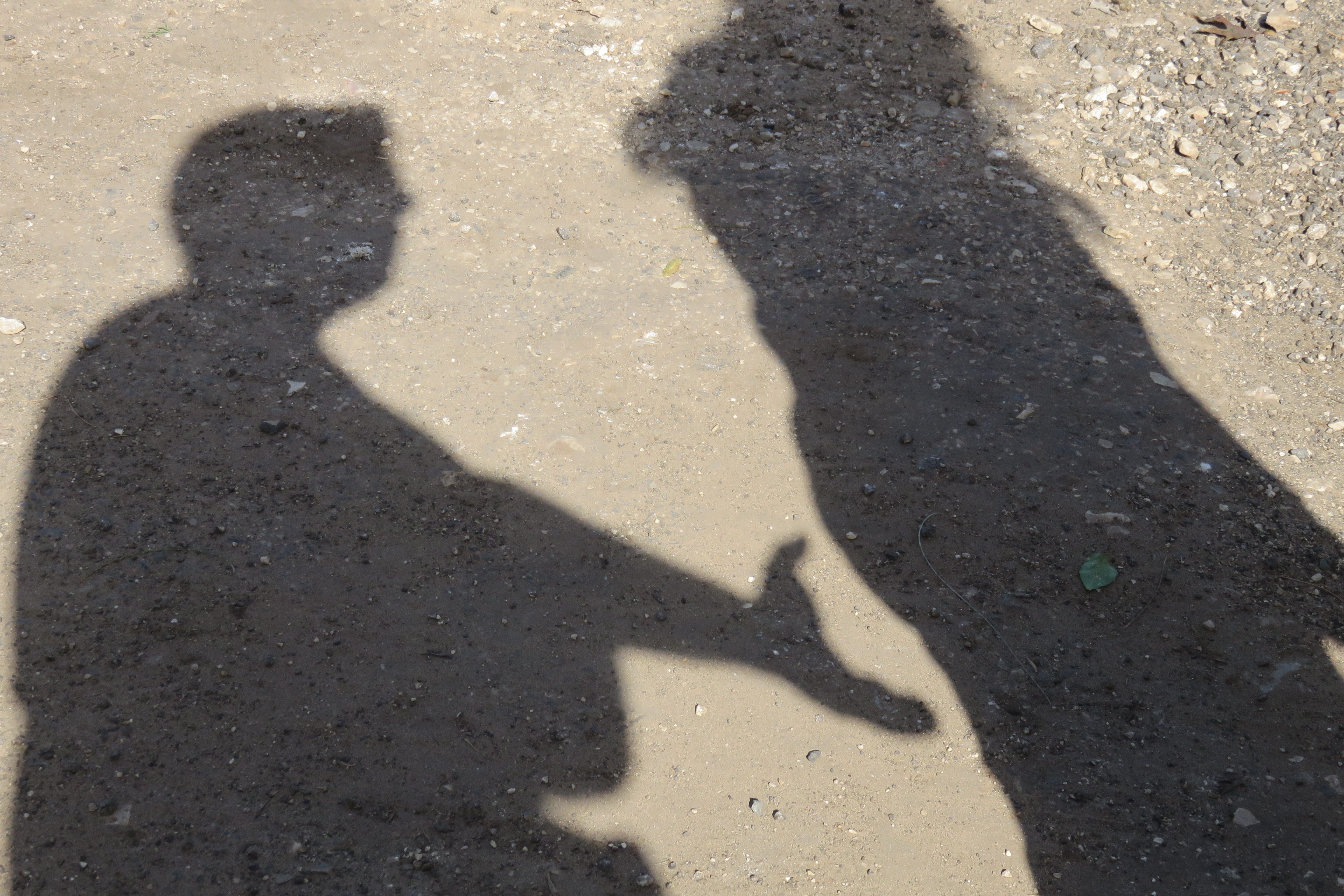 بتصوير اعتداء جنسي على امرأة