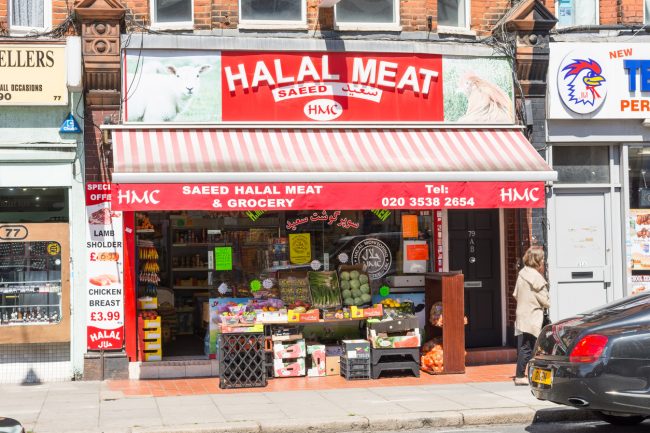 “اليمين” يريد منعه، وذوّاقوه يعترفون بجودته.. لماذا يثير اللحم الحلال في أوروبا كل هذا الجدل؟