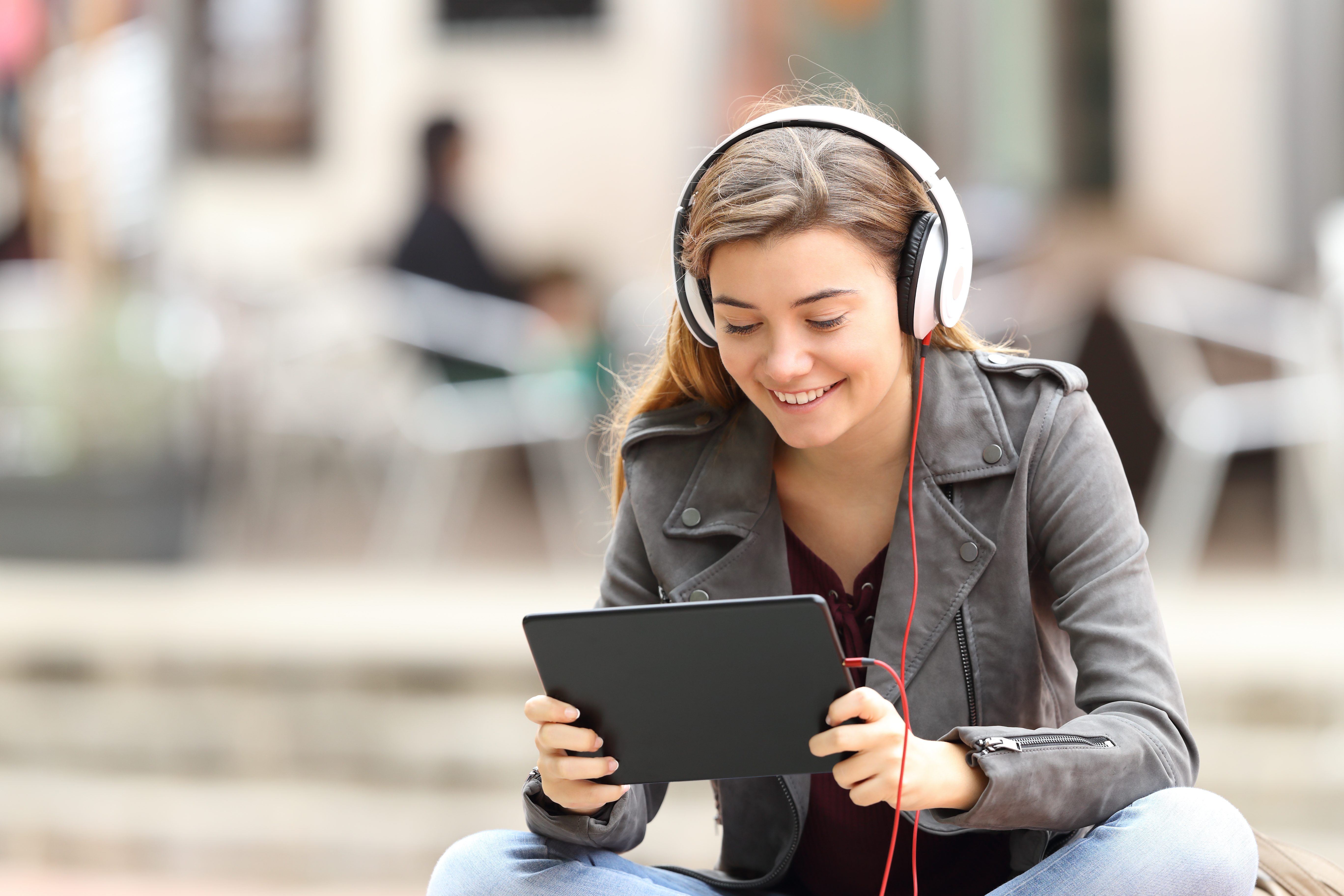 يمكنك التنقل بين النص والمحتوى المسموع لنفس الكتاب/ISTOCK