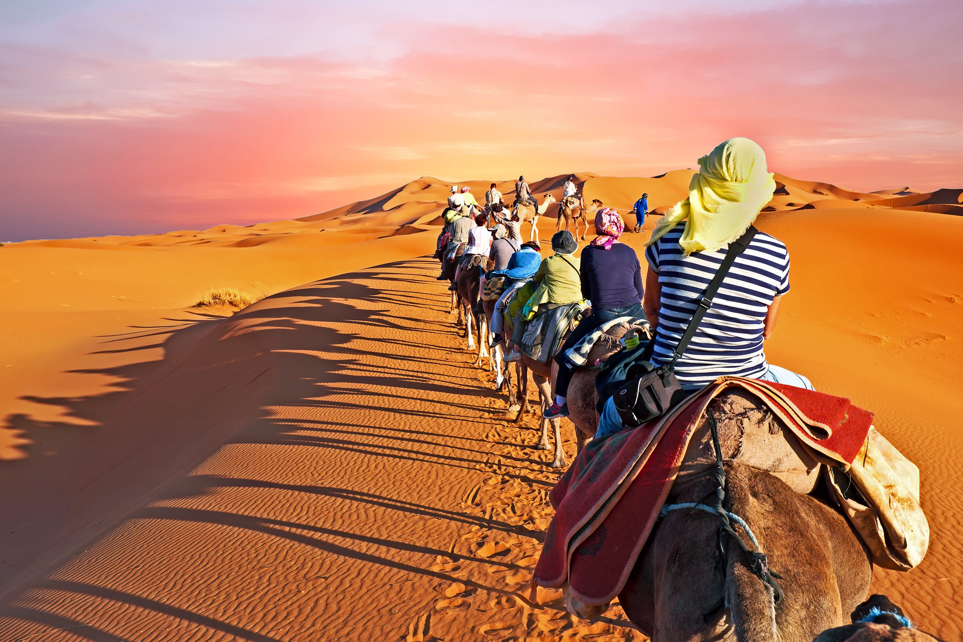 تجَّار الصحراء يسلكون الطريق من سكورة إلى مراكش، لنقل الذهب والعاج والملح/ Istock