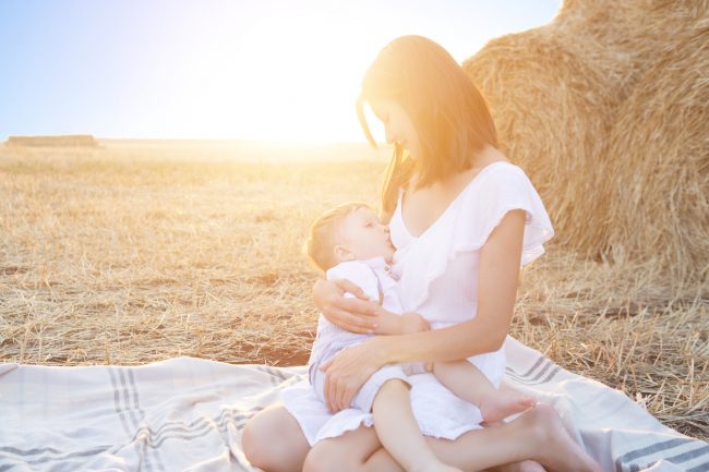 كيف تتأكدين أن طفلك يحصل على ما يكفيه من حليب الرضاعة الطبيعية؟