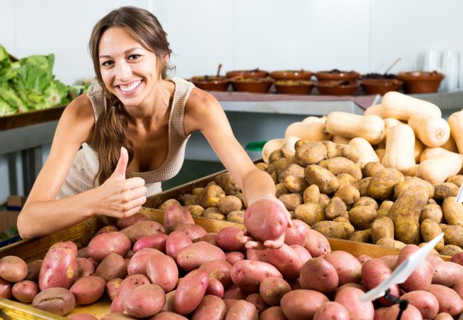 ما الفرق بين البطاطا البيضاء والحلوة في الفوائد الصحية؟.. إليك المواد الغذائية التي يتميز بها كل نوع